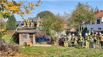 90 Einsatzkräfte waren bei einem Dachstuhlbrand in Loxstedt im Einsatz.