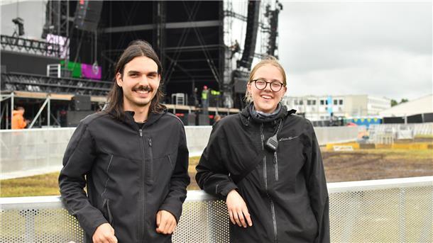 Aaron Münch und Luana Oelze lehnen an einem Zaun auf dem Deichbrand Festival.