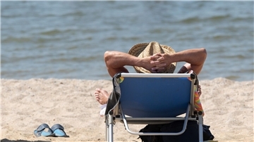 Ab an den See oder ins Meer? Am Wochenende soll es sommerlich warm werden (Archivbild).