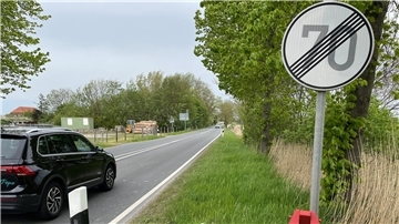 Ab der Einmündung in die Ulmenstraße galt auf der Landesstraße bei Iffens bislang Tempo 70. Jetzt ist das Limit aufgehoben.
