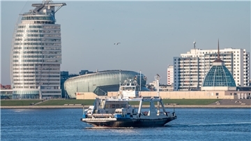 Die Weserfähre vor der Kulisse der Seestadt Bremerhaven.