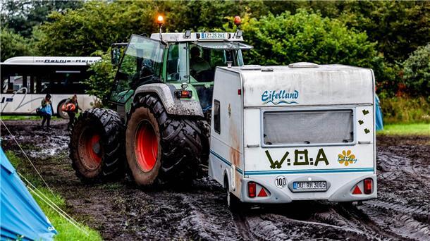 Ab durch den Schlamm: Ein Traktor zieht einen Wohnwagen vom Campinggelände des Wacken Open Air.