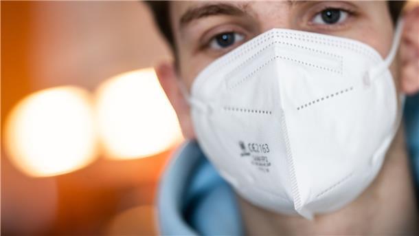 Ein junger Mann trägt eine FFP2-Maske.