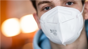 Ein junger Mann trägt eine FFP2-Maske.