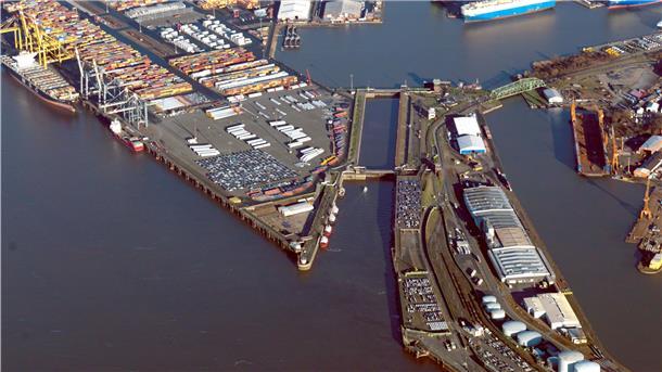 Ein Leben zwischen Columbus- und Containerkaje Ab heute Wahrzeichen der Ingenieurbaukunst: die Nordschleuse.