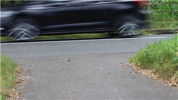 Ein Auto fährt auf der Straße.