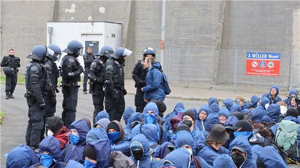 Blockaden von Aktivisten in Bremen und Delmenhorst aufgelöst Ab kurz nach 10.00 Uhr blockierten rund 100 Umwelt- und Klimaaktivisten, teils vermummt, die Zufahrt zu einem Hafendienstleister.