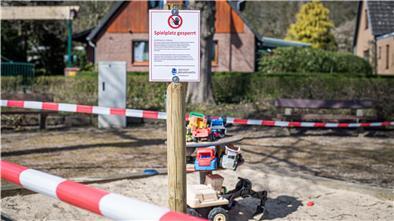 Ab Mittwoch werden die Sperren aufgehoben. Dann können auf Bremerhavens Spielplätzen wieder die Kinder spielen. Und zwar in Begleitung von Erwachsenen, die darauf achten sollen, dass ein Abstand von 1,50 Metern eingehalten wird. Foto: Hartmann