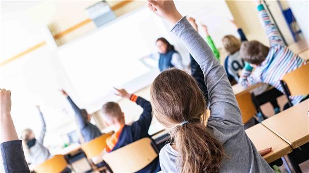 Ab Montag Wechselunterricht für alle Schüler Schüler im Unterricht