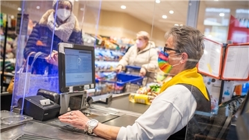 Ab sofort wird es an den Supermarktkassen, wie hier bei Edeka Holling im Debstedter Weg, anders aussehen. Das Tragen einer Maske ist dann nicht länger Pflicht. Kunden können eigens entscheiden, ob sie den Mundschutz tragen.
