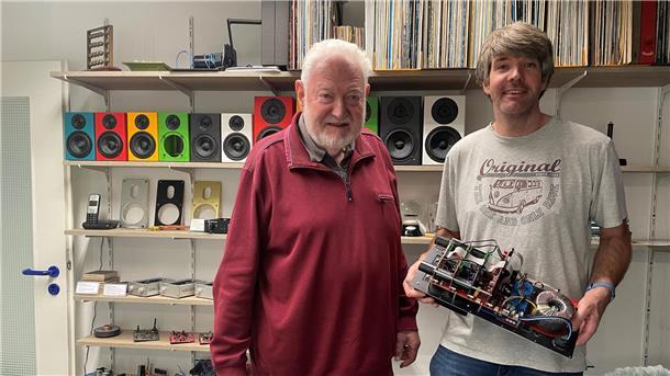 Zwei Männer mit Elektronikbord