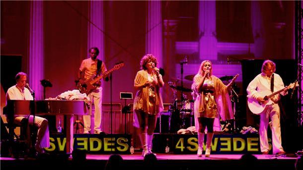 Die ABBA-Tribute-Band 4 Swedes steht auf der Bühne.
