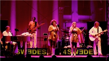 Die ABBA-Tribute-Band 4 Swedes steht auf der Bühne.