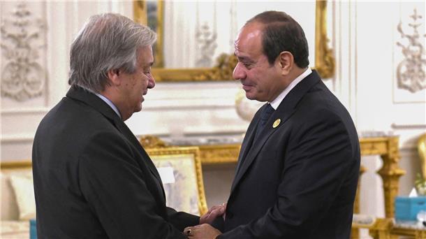 Kairoer Gipfel dringt auf schnelles Ende im Nahost-Krieg Abdel Fattah el-Sissi (r), Präsident von Ägypten, begrüßt Antonio Guterres, Generalsekretär der Vereinten Nationen.