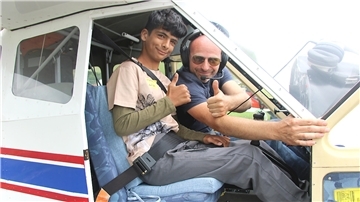 Abdullah mit Pilot Stanke vor dem Start.