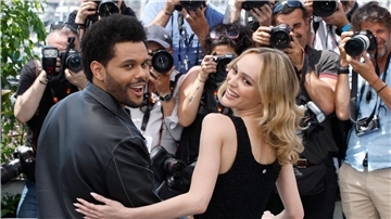 Abel Tesfaye alias Rapper The Weeknd und Lily-Rose Depp stellen „The Idol“ auf den 76. internationalen Filmfestspielen in Cannes vor.