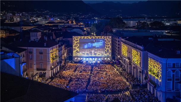 Abendliche Filmvorführung auf der Piazza Grande in Locarno.
