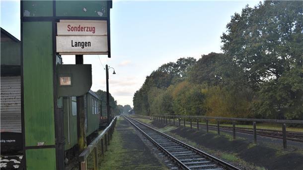 Abfahrt nach Langen: Das Schild auf dem alten Bahnhof in Bad Bederkesa kündet „nur“ die nächste Fahrt mit der Museumsbahn an. Wenn es nach dem Umweltministerium des Landes Niedersachsen geht, könnte von hier aus in einigen Jahren ein regulärer Bahnbetrieb starten.