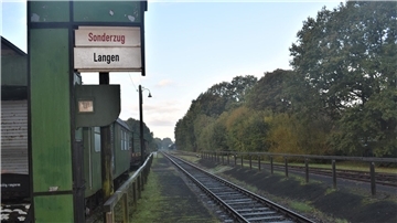 Abfahrt nach Langen: Das Schild auf dem alten Bahnhof in Bad Bederkesa kündet „nur“ die nächste Fahrt mit der Museumsbahn an. Wenn es nach dem Umweltministerium des Landes Niedersachsen geht, könnte von hier aus in einigen Jahren ein regulärer Bahnbetrieb starten.