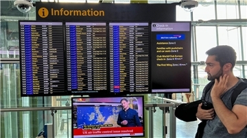 Abflugtafel am Flughafen Heathrow.  Reisende müssen bei Flügen nach und aus Großbritannien mit Verspätungen rechnen.