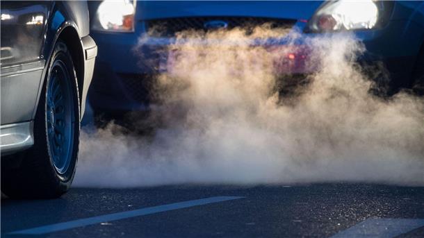 BGH vor wichtiger Weichenstellung bei Diesel-Klagen Abgase kommen aus dem Auspuff eines Autos.