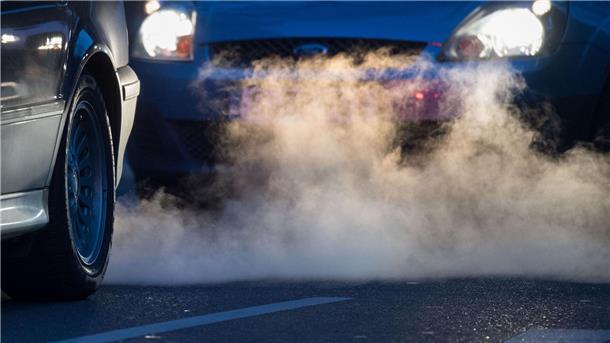 Treibhausgasemissionen 2022 um 1,9 Prozent gesunken Abgase kommen aus dem Auspuff eines Autos. Das Umweltbundesamt (UBA) stellt in Berlin seine Schätzung zum Ausstoß klimaschädlicher Treibhausgase im Jahr 2022 vor.