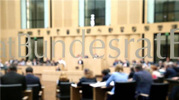 Bundesrat stimmt Rentenerhöhung zu Abgeordnete der Länder während der Sitzung des Bundesrates in Berlin.