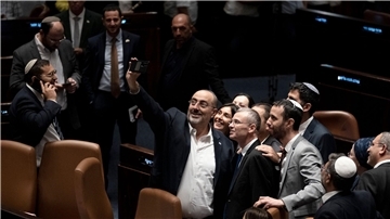 Abgeordnete machen in der Knesset ein Selfie mit Justizminister Jariv Levin (vorn M), nachdem das Parlament mit der Regierungsmehrheit ein Kernelement der Justizreform verabschiedet hat.