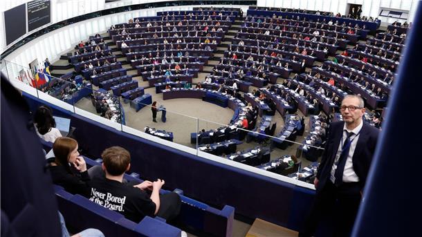 Europaparlament gibt grünes Licht für neue EU-Schuldenregeln Abgeordnete nehmen an einer Sitzung im Europäischen Parlament teil.