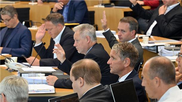 Tabubruch: CDU beschließt mit AfD Steuersenkung in Thüringen Abgeordnete von CDU, FDP und AfD stimmen im Thüringer Landtag für den Gesetzentwurf der Union.