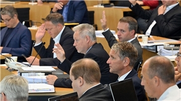 Abgeordnete von CDU, FDP und AfD stimmen im Thüringer Landtag für den Gesetzentwurf der Union.