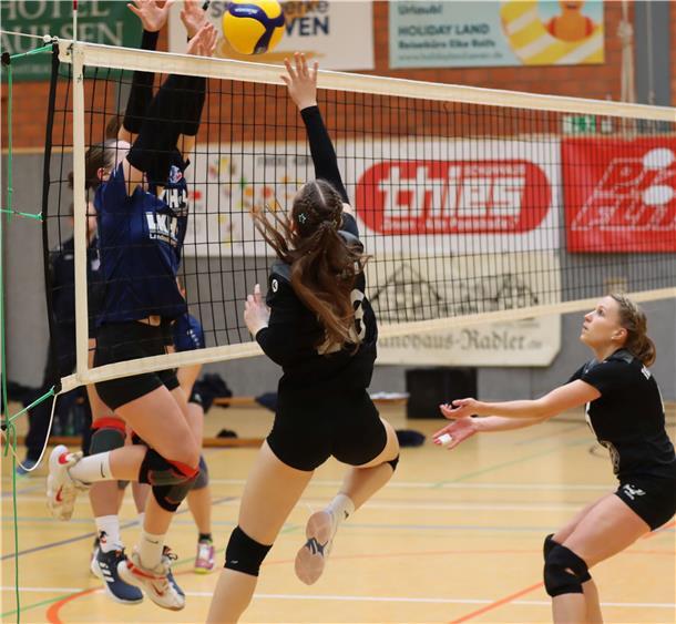 Zevener Volleyballerinnen spielen auch nächste Saison in der Oberliga Abgesichert von Antje Franz (rechts) springt Johanna Gill am Netz im richtigen Moment hoch, um gegen Lüneburg zu punkten.