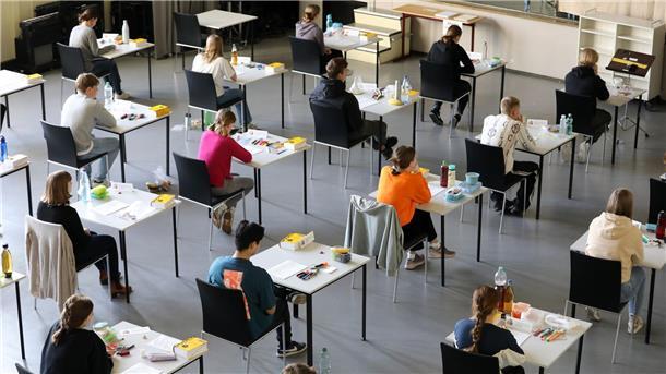 Bundesländer vereinbaren Angleichungen beim Abitur Abiturprüfung in einem Gymnasium in Rostock.