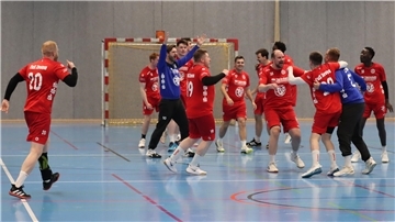 Abpfiff in Himmelpforten - und alle Dämme brechen. Die Zevener Handballer bejubeln Titelgewinn und Aufstieg in die Landesliga.