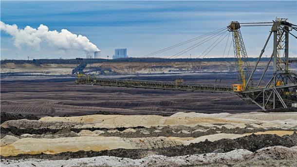 Abraumhalden und ein Absetzer sind im Braunkohletagebau Welzow-Süd der Lausitz Energie Bergbau AG (LEAG) zu sehen. Der Methan-Ausstoß ist in Deutschland deutlich höher als angenommen.