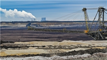 Abraumhalden und ein Absetzer sind im Braunkohletagebau Welzow-Süd der Lausitz Energie Bergbau AG (LEAG) zu sehen. Der Methan-Ausstoß ist in Deutschland deutlich höher als angenommen.