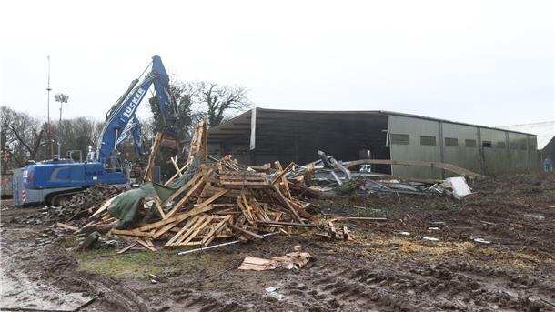 Abrissbagger in Lützerath - Widerstand bröckelt Abrissabreiten im von Klimaaktivisten besetzten Braunkohleort Lützerath.