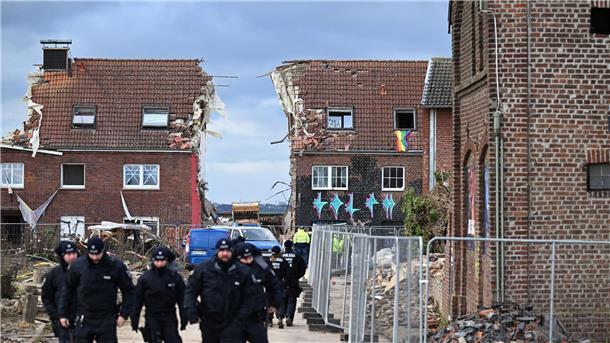Bundesregierung kritisiert Gewalt in Lützerath Abrissarbeiten am ehemaligen Haus des letzten Bauern von Lützerath.