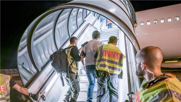 Noch kein Effekt des Migrationsabkommens mit Indien Abschiebung eines Afghanen vom Flughafen Leipzig-Halle (Archivbild).
