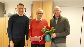 Abschied aus dem Amt des Fleester Ortsheimatpflegers: Fynn Danecke, Onno Stahmer und Bürgermeister Detlef Wellbrock (von links).