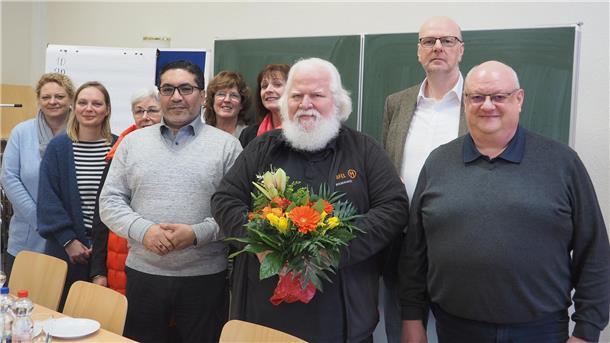 Abschied bei der Tafel Bremerhaven von Manfred Jabs (mit Blumen), der in den Ruhestand ging (von links): Silke Rupietta (AWO), Maria Ülsmann (DRK), Birgitt Klaukien (Caritas), neuer Leiter Amgad Abdel-Moniem, Sybille Böschen (AWO), Viola Müller-Krause (Geschäftsführerin „Der Paritätische"),  Eckart Kroon (AWO) und Thorsten Büsker (Diakonisches Werk).