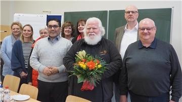Abschied bei der Tafel Bremerhaven von Manfred Jabs (mit Blumen), der in den Ruhestand ging (von links): Silke Rupietta (AWO), Maria Ülsmann (DRK), Birgitt Klaukien (Caritas), neuer Leiter Amgad Abdel-Moniem, Sybille Böschen (AWO), Viola Müller-Krause (Geschäftsführerin „Der Paritätische"),  Eckart Kroon (AWO) und Thorsten Büsker (Diakonisches Werk).