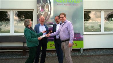 Abschied vom Gewerbe- und Technologiepark Sievern (von links). Susanne und Folkert Tienken übergeben ihre Film- und Videodigitalisierung in die Hände von Ralf und Claus Duderstadt, die sie von Cuxhaven und Stade aus weiterbetreiben.