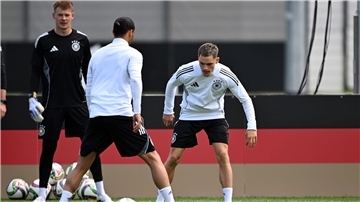 Abschlusstraining auf Top-Rasen: Florian Wirtz (r), Leroy Sané (M) und Torwart Alexander Nübel. 