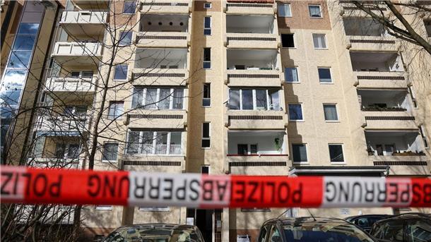 Brand in Plattenbau: Zwei Jugendliche unter Mordverdacht Absperrband der Polizei hängt nach dem Brand im Leipziger Stadtteil Paunsdorf vor dem Plattenbau.