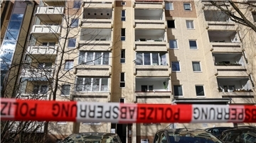 Absperrband der Polizei hängt nach dem Brand im Leipziger Stadtteil Paunsdorf vor dem Plattenbau.