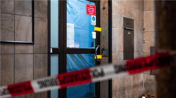 Zwei Männer in Hannover erstochen - Festnahme Absperrband vor der Spielothek in Hannover, in der ein Mann tödlich verletzt wurde.