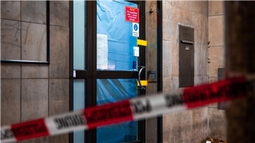 Absperrband vor der Spielothek in Hannover, in der ein Mann tödlich verletzt wurde.
