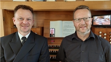 Absprachen vor dem Konzert (von links): Oberstabsbootsmann Volker R., per Handy zugeschaltet der Organist Tobias Lindner und David Schollmeyer.