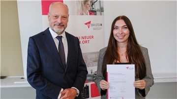 Abteilungsleiter Christoph Wilk gratuliert Denise Wächter (Stadt Cuxhaven) zur Teilnahme am Kursus  „Kommunales Mobilitätsmanagement“.